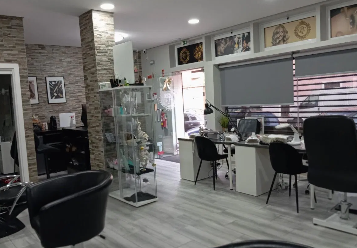 Oportunidade Única! Loja com Salão Cabeleireiro, Equipado