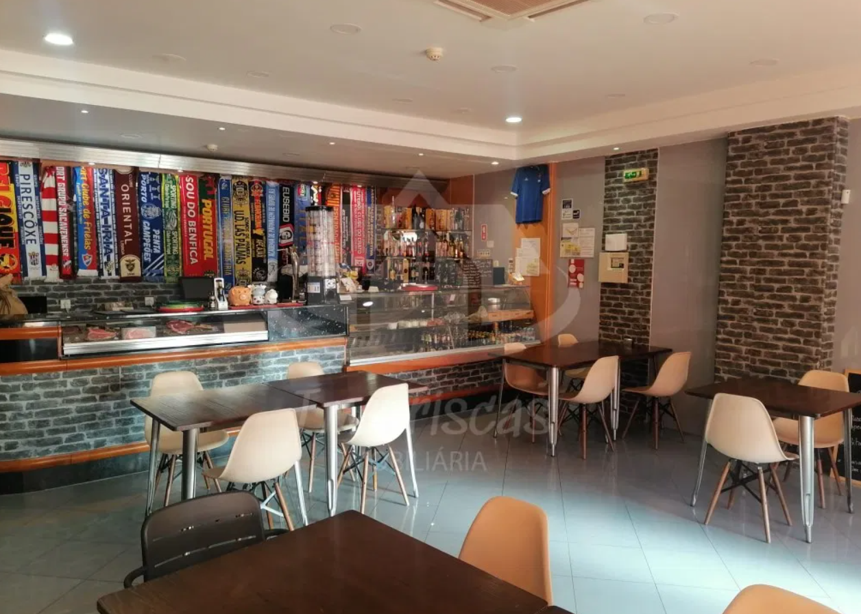 Restaurante de 110m2, com esplanada, em Pirescoxe, Santa Iria de Azóia