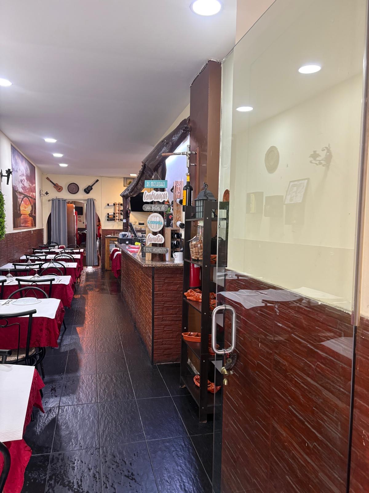 Restaurante equipado e a funcionar