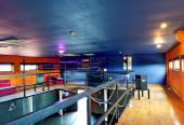 Posto de combustível com restaurante e diversão noturna.