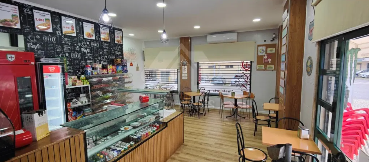 Cafetaria/Snack Bar com 60m2, no Bº do Estacal Novo, Sta Iria de Azóia