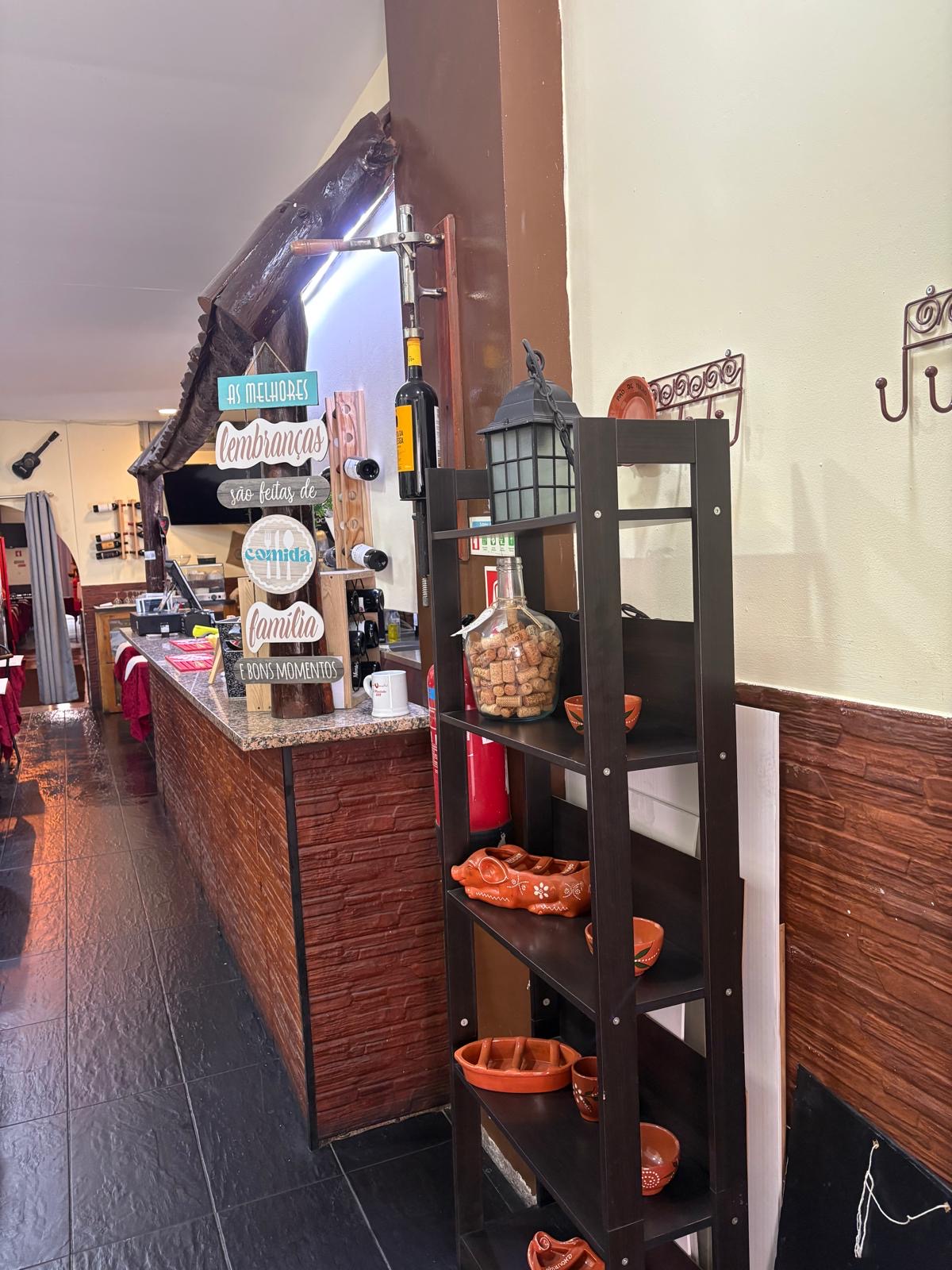 Restaurante equipado e a funcionar