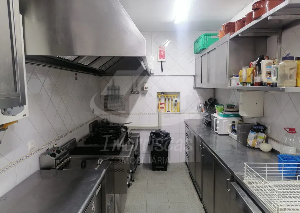 Restaurante de 110m2, com esplanada, em Pirescoxe, Santa Iria de Azóia