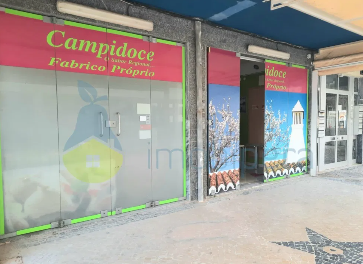 Loja equipada e renovada com esplanada a 50 m da Praia de Armação de Pêra