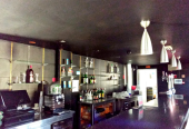 Posto de combustível com restaurante e diversão noturna.