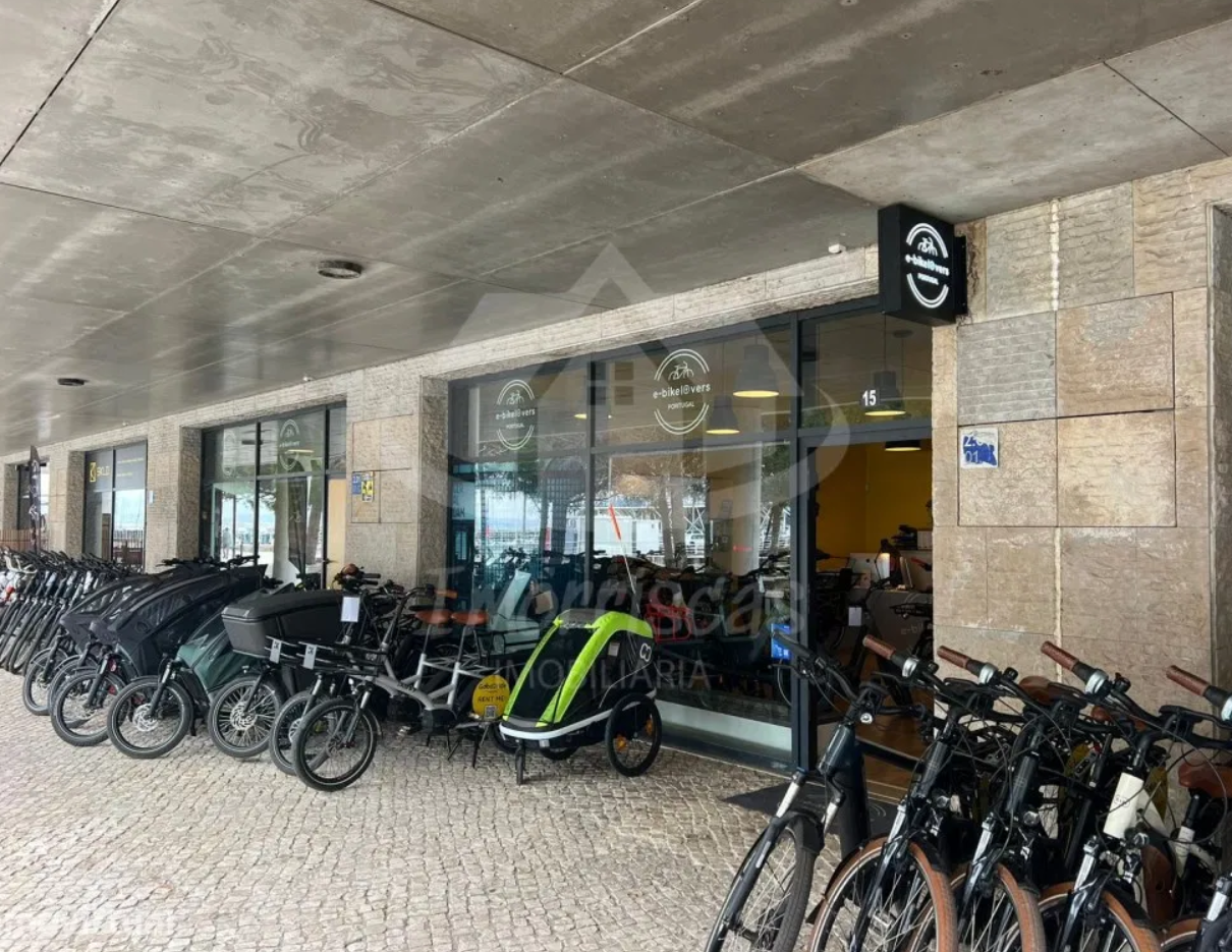 Loja para comércio, com parqueamento, na Marina do Parque das Nações