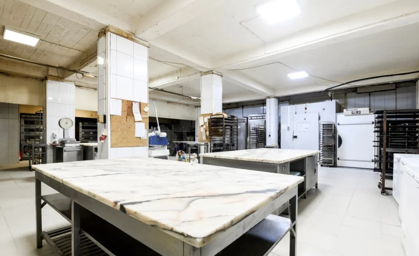 FÁBRICA p/ TRESPASSE ou CO-WORKING com 440 m2 num só piso