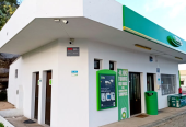 Posto de combustível com restaurante e diversão noturna.