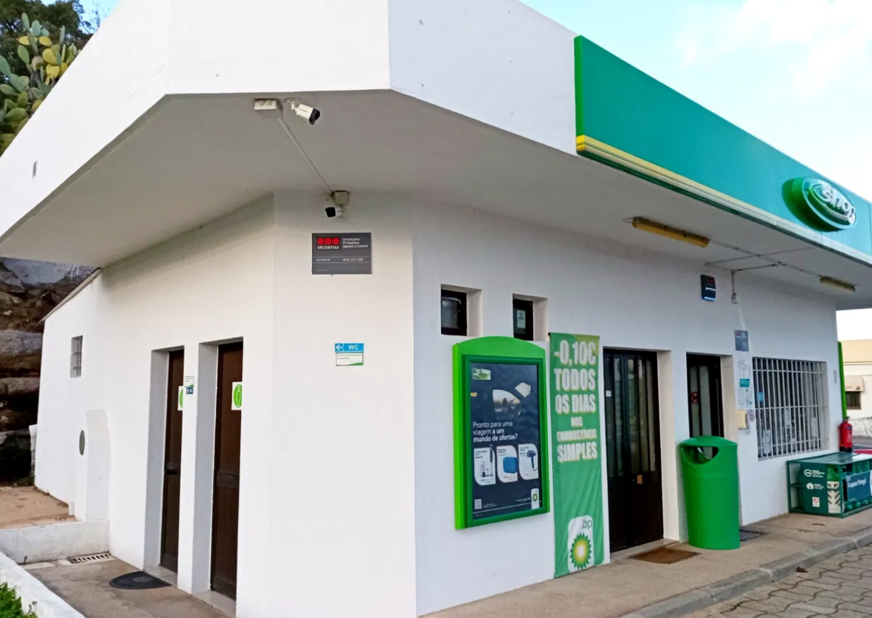 Posto de combustível com restaurante e diversão noturna.